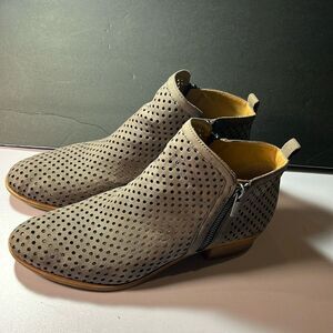 Lucky Brand Light Mocha Booties 9.5 EUC. SH115